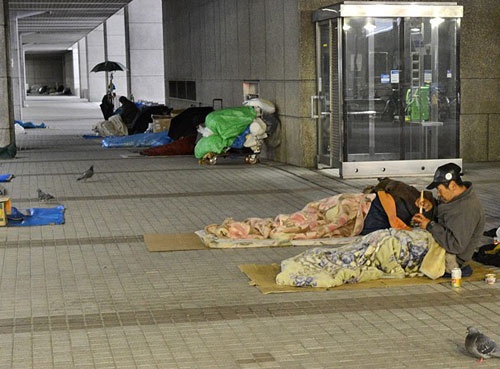 实拍日本街头穷人的凄惨生活 比比谁更惨!