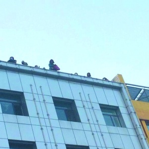 山西朔州12人聚集发改委顶楼 欲集体跳楼