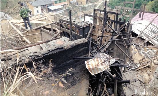 农村百年老房凌晨倒塌 被埋大妈裹棉被获救 --