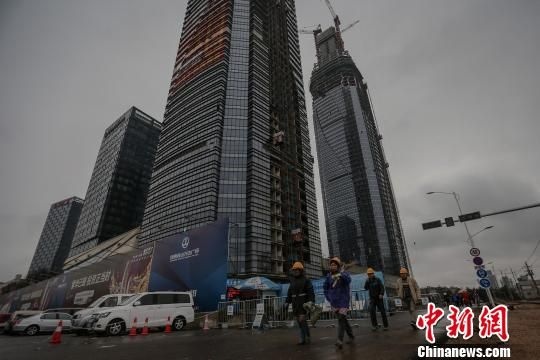 云南第一高楼封顶 位于喜马拉雅地震带上 --凤