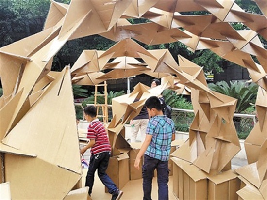 纸板建构季"活动在学校b区举行,重大建筑城规学院的大一学生和来自