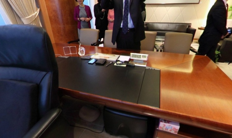 转发:揭秘李嘉诚办公室风水摆设 曾被称世上最神秘 - 东篱散人 - 东篱散人1818的博客 在李嘉诚的办公桌上,有两块小玻璃,上面是李自己写的两段话,一段是:求百事之荣,不如免一事之辱;邀千人