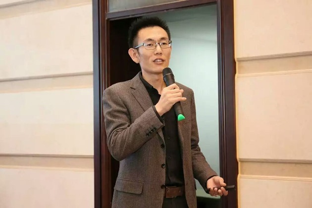 青岛锐理数据总经理马光明认为,因为春节放假数据延迟更新以及土地在网上挂牌政策等因素影响,只依据1~2月份的数据并不能准确判断今年楼市行情,最近项目上的信息增量以及客户到访量都很可观,并且刚才看的1~2月份商品住宅成交量在同比上都是上升的,仅环比下降不能说明什么。马光明认为,2016年楼市将会迎来难得的政策红利期,尤其是对于改善性住房类群体,会比2015年有一定爆发。青岛楼市今年将会迎来春天,但这个春天有些短暂,这是基于房地产近年来的整体形势,尤其是投资类从09年左右的占比60%锐减到如今的10