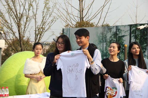 浙江奥运明星去杨柳郡看房 绿城业主为奥运健