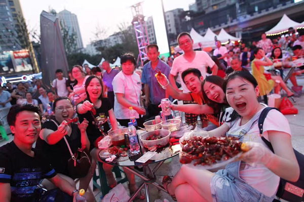 新壹街小龙虾节热辣畅享 繁荣商业火爆激活 --