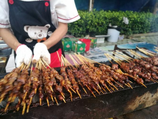 除了烧烤美食外,现场还带来了套活鸭,欢乐跳绳,蒙眼击鼓,趣味玻珠