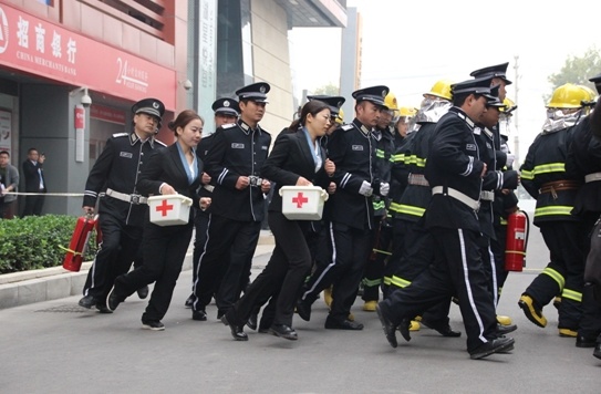 西安龙湖物业联合莲湖区政府组织开展消防演习