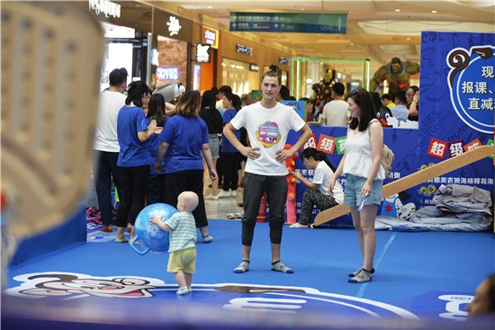 酷热六一任性玩雪 天津大悦城开启津城首家酷