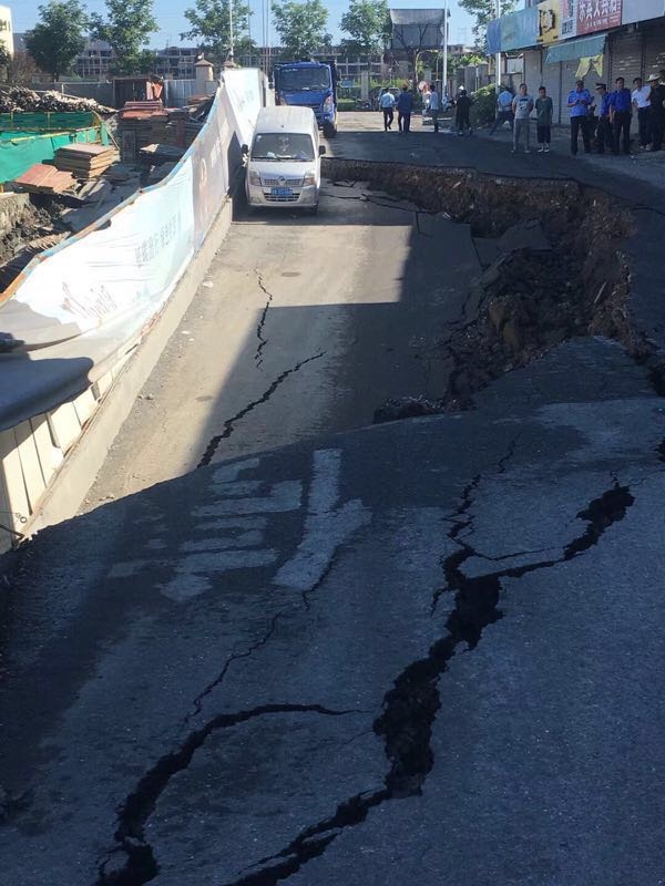 碧桂园杭州一住宅项目工地发生路面塌陷,原因