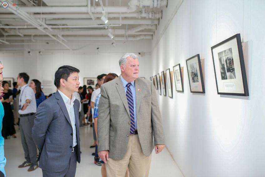 (傅杰明先生与嘉宾观展)