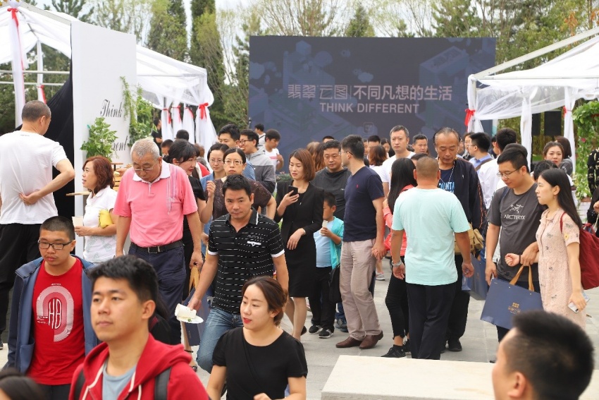 出席本次活动的有北京万科营销总监孙然先生,北京万科翡翠云图项目总