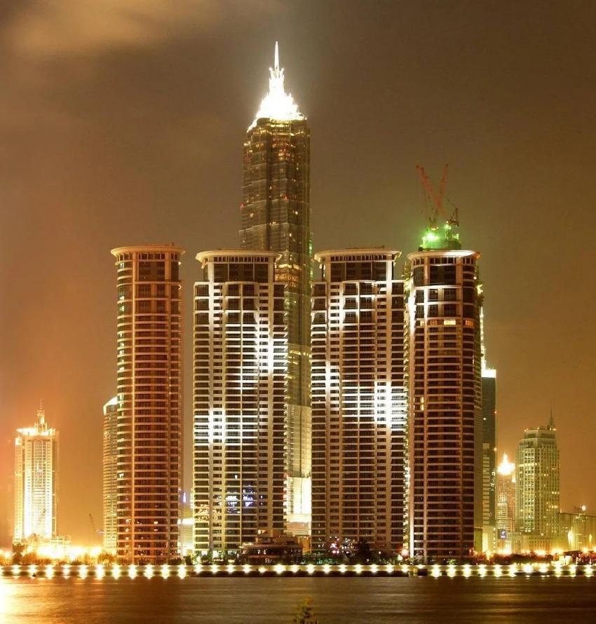 在亚洲,大平层也呈现聚集城市内核的特点,香港天玺,上海汤臣一品