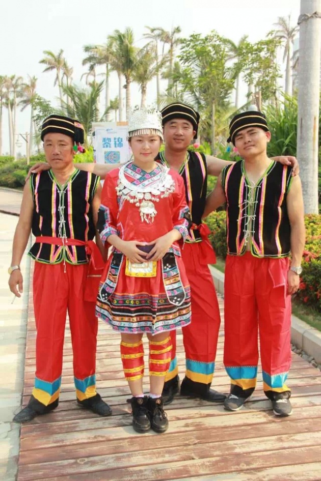 波波利海岸黎苗文化节采用黎族的传统游戏----竹竿舞,来欢迎各方游客.