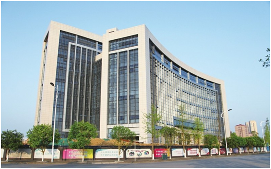区图书馆新馆位于涪滨路旁,涪江四桥东侧,紧邻重庆工商职业学院