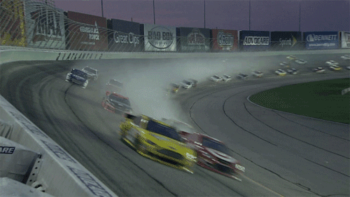 既有场地赛的发车与争抢拉力和汽车越野的完美合体风靡世界的赛车竞技