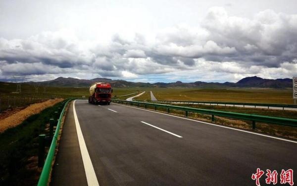 青藏高原多年冻土区首条高速公路通车