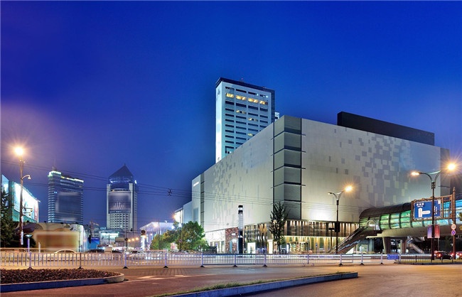 杭州大厦(图片来源于网络)去年,重新翻修后的武林广场揭开了神秘的