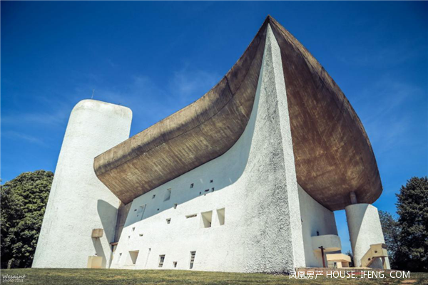 柯布西耶代表作 朗香教堂(图片来源于网络)