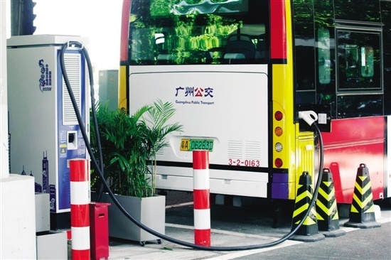 广州市正在大力推进充电桩建设,今年6月30日,全市首个路边公交车充电