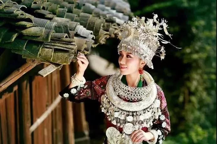 苗族青年歌手欧桑