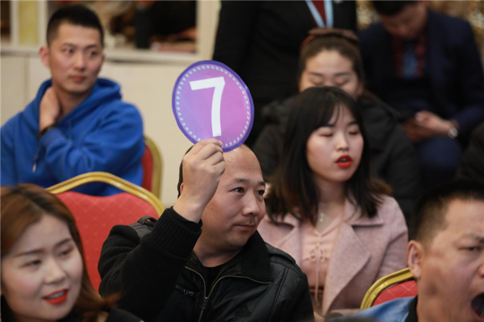 主持人介绍了本次竞拍活动的规则和流程,能从客户表情看出他们非常