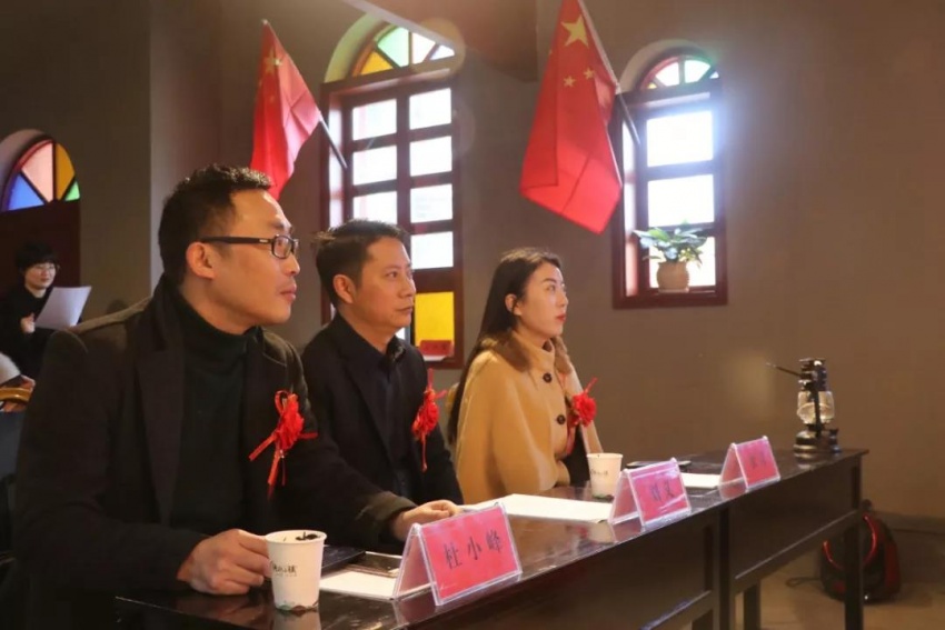 志同道合共进转折小镇恒越红蒙两家红培机构分别签约入驻转折小镇