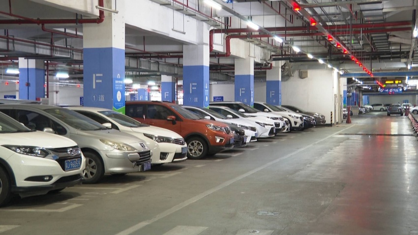 汇悦大融城以及益华百货,这几个商业综合体停车场的入口处,均张贴了